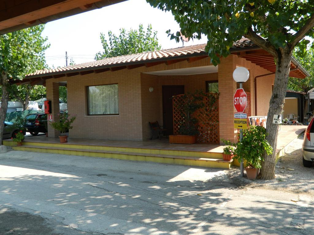 Camping Johnny Marina Palmense Esterno foto